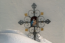 Marienkapelle in Gerstruben: Kreuz an Außenseite (Foto: Herbert Gruber)